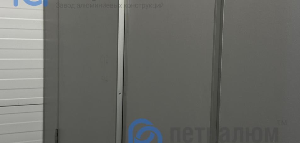 Дверь системы Comfort с фурнитурой &mdash; крупный план